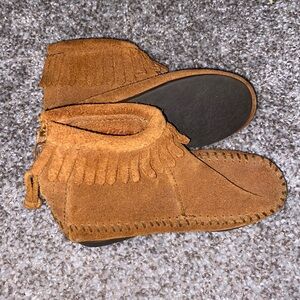 Children’s toddler Leather Minnetonka Moccasins Size 8 Zipper Back